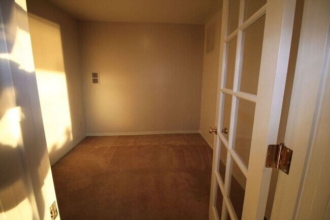 Building Photo - SKIRVIN TRIPLEX