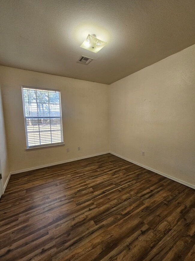 Building Photo - (3) Bed (2) Bath in Noble Avail NOW!