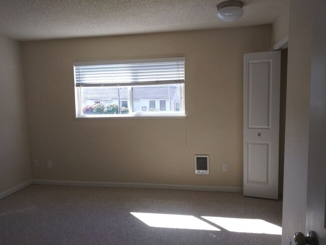 Building Photo - Better than Cool TH in Creston-Kenilworth