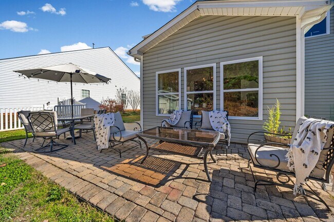 Building Photo - Discover this stunning 3-bedroom, 2.5-bath...