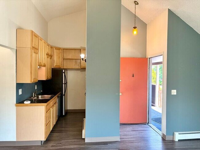 Building Photo - Bright 2BR Apartment Minutes from Horsetooth Reservoir