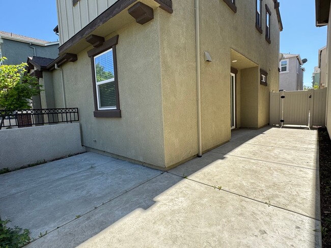 Building Photo - West Roseville home with solar - avail 5/15