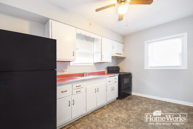 Building Photo - 730 E Broadway St