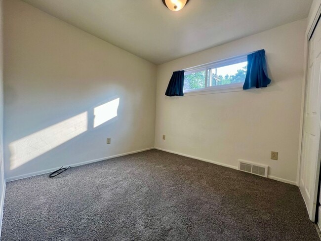 Building Photo - Incredible 3 Bedroom House in Quaint Plum Neighborhood! CALL TODAY!