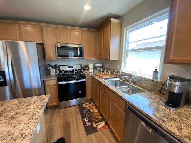 Building Photo - Nicely Furnished Townhome in Indian Hills