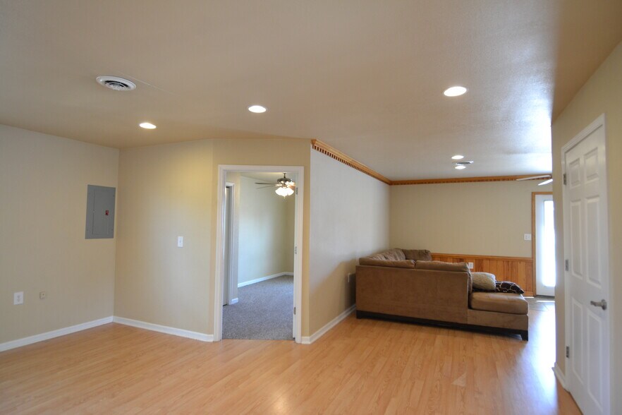 Building Photo - 1203 S Osteopathy Ave
