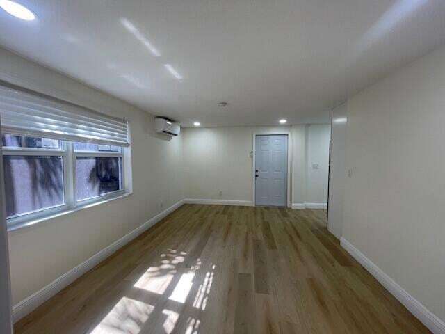 Building Photo - 302 N Tamarind Ave