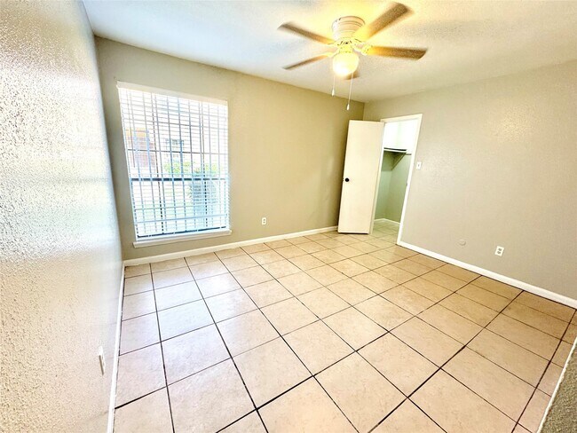 Building Photo - 9090 S Braeswood Blvd