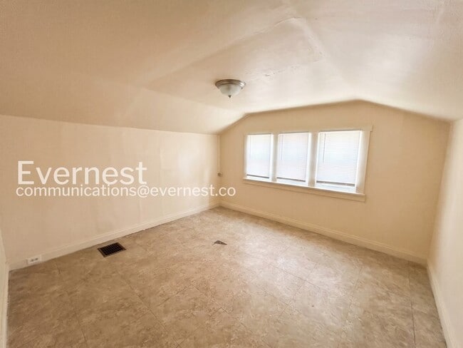 Building Photo - 3 Bed, 2 Bath Home with Off-Street Parking / Vouchers Accepted / Available Now!