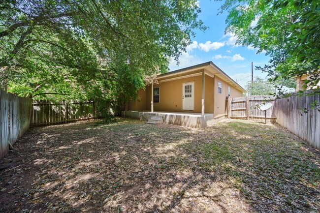 Building Photo - "Charming 2-Bed, 2-Bath Gem in New Braunfe...