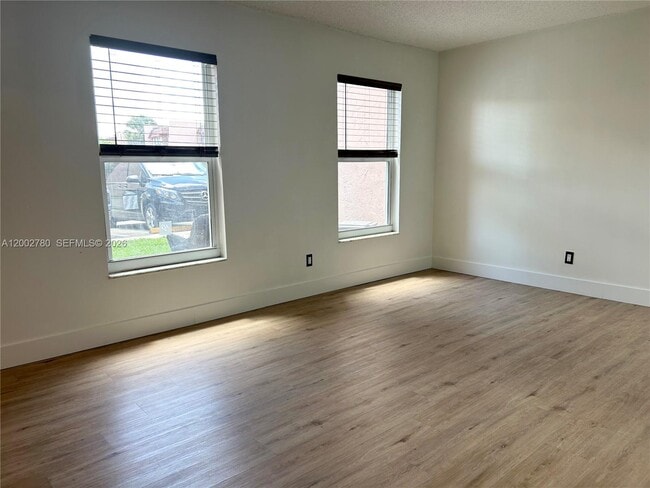 Building Photo - 10 Laredo Pl