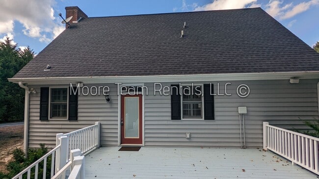 Building Photo - 2 Bed Cape Cod + Large Hobby Room