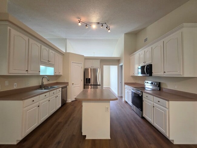 Building Photo - 4BR/3BA home with shed close to Navy Feder...