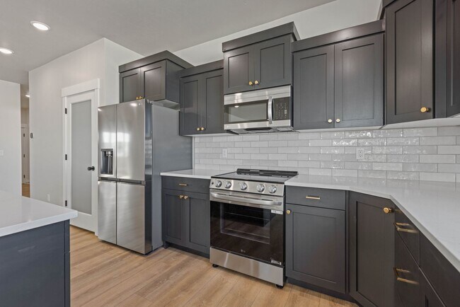 Building Photo - LEASE TAKE OVER PLEASE CALL TENANTS BRITTNEY 480-868-7733 OR Gunner Norton 480-450-0666 -FOR THIS...