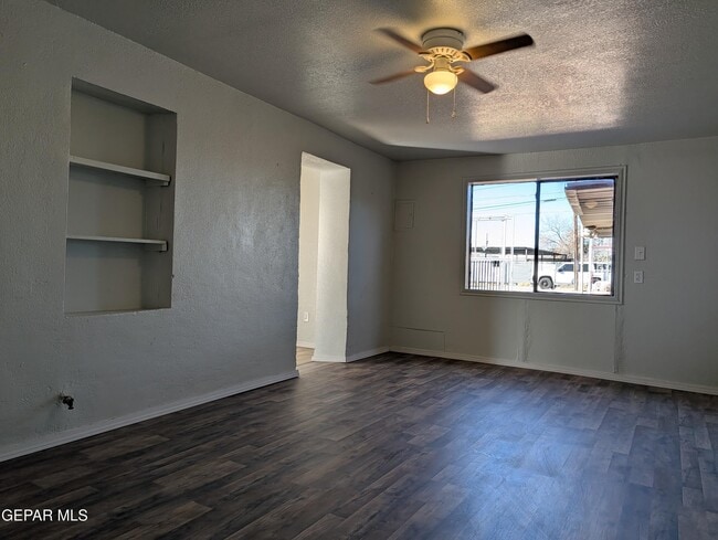 Building Photo - 8484 Alameda Ave