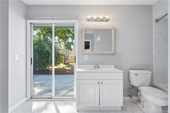 Building Photo - 1074 SW Jennifer Terrace