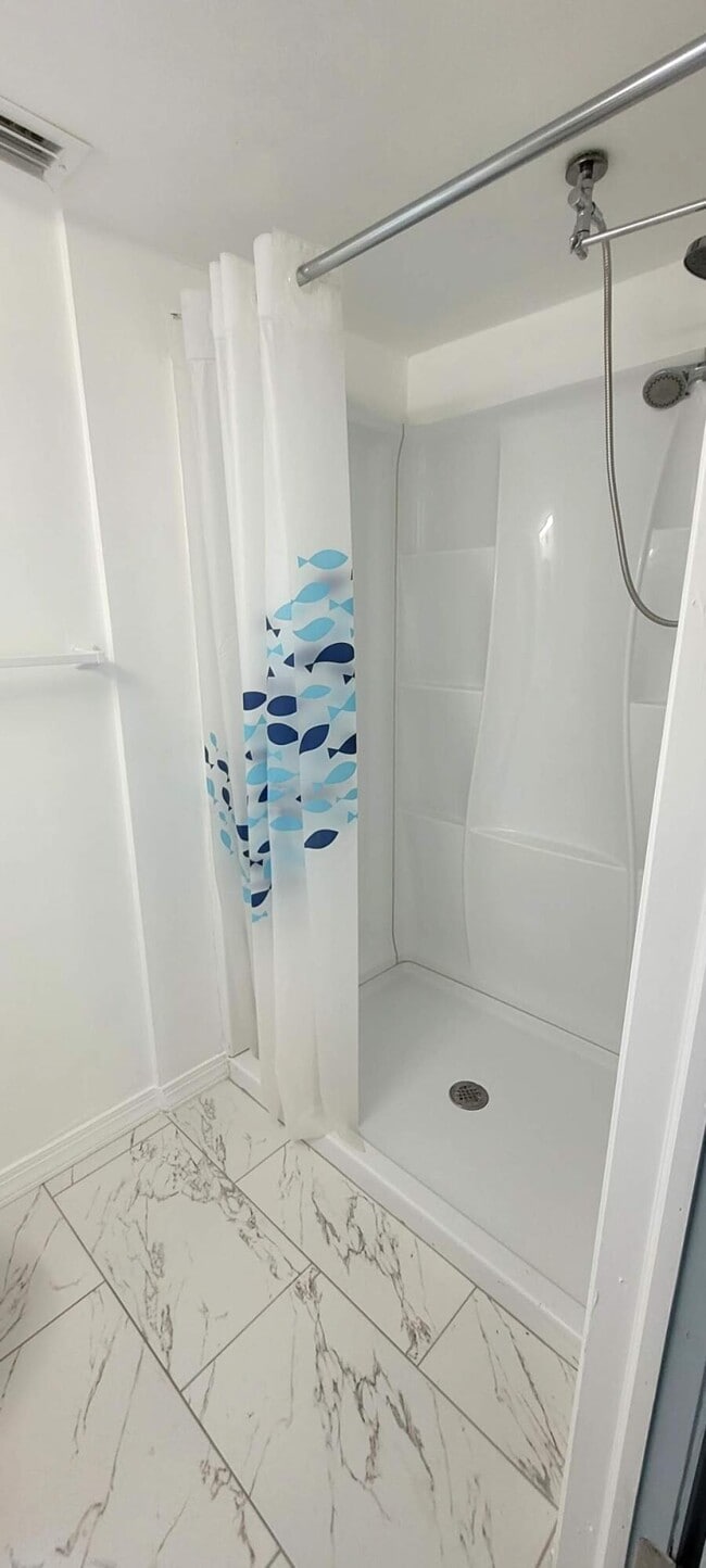 Building Photo - 104 NE 5th St