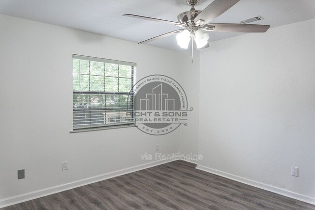 Building Photo - 3223 Albert Dr