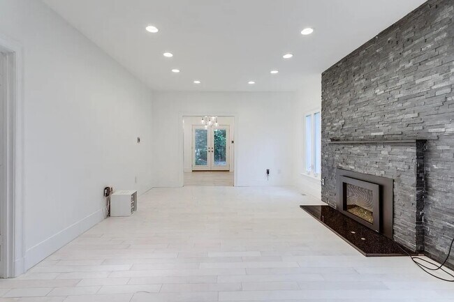 Building Photo - 4611 Charleston Terrace NW