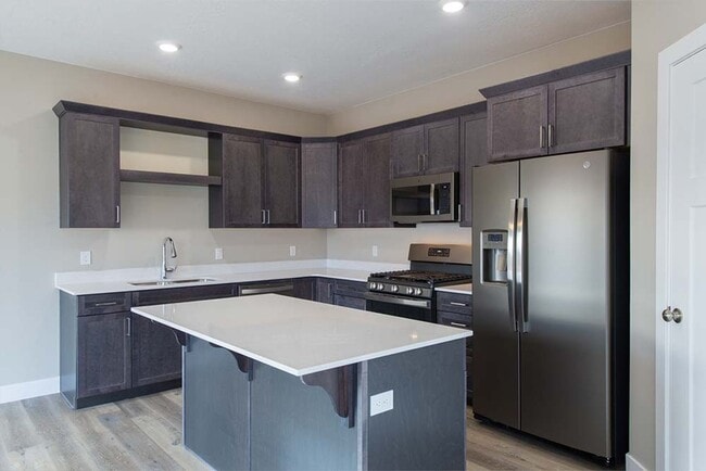 Building Photo - Elite 4 bedroom Townhome/Move in specials!