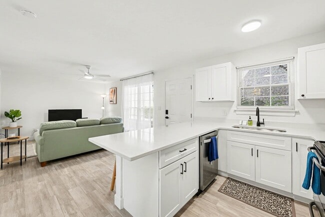 Building Photo - 867 Colony Dr