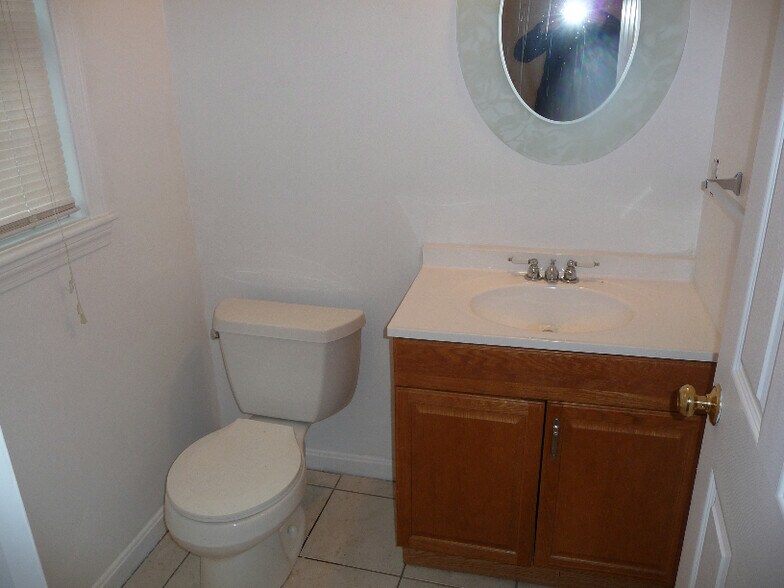 Building Photo - 104 Pond St