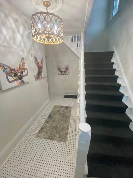 Building Photo - 2547 N Oakland Ave