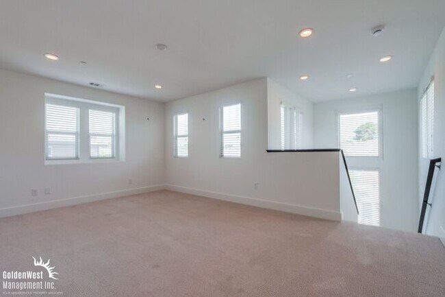 Building Photo - Modern 3Bdm 2.5Ba Townhome in the Heart of...