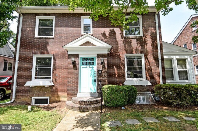 Building Photo - 633 24th St S