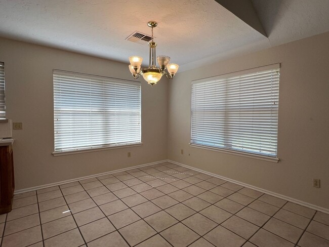 Building Photo - 4010 SE Camelot Dr