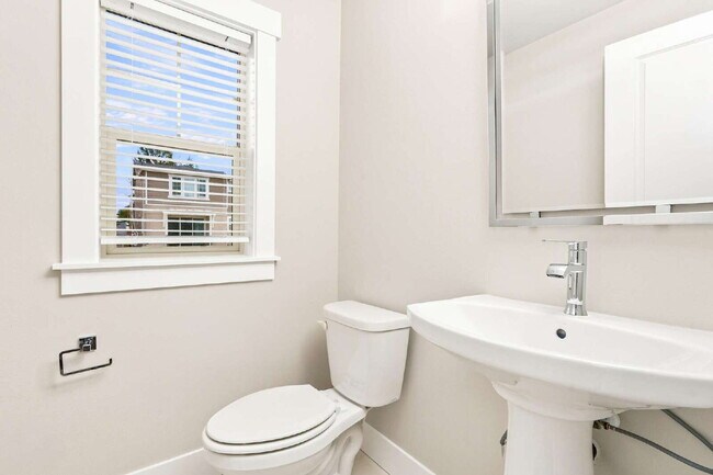 Building Photo - Spacious 4-Bedroom Townhome in Lake Stickney – Lynnwood- Available NOW for RENT