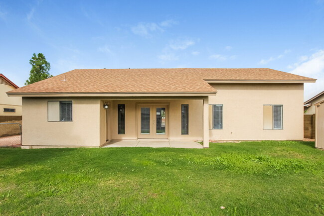 Building Photo - 8021 W Sierra Vista Dr