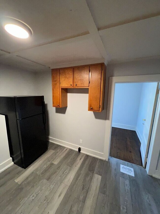 Building Photo - Remodeled spacious home in great location!