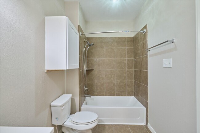 Building Photo - 12635 Lakeshore Dr