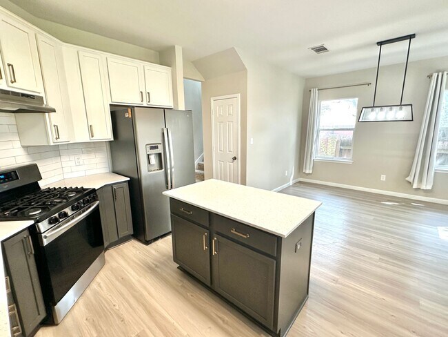 Building Photo - Stunning 4-Bedroom Home in the Desirable S...