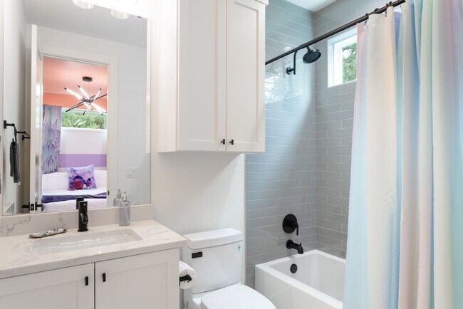 Building Photo - 2415 E 10th St