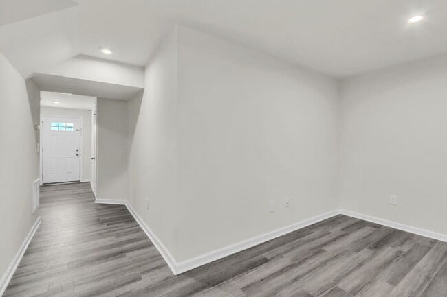 Building Photo - Modern 3BR Townhome with Bonus Room Near F...
