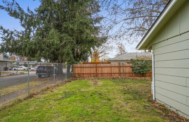 Building Photo - 2594 Hummingbird St NE