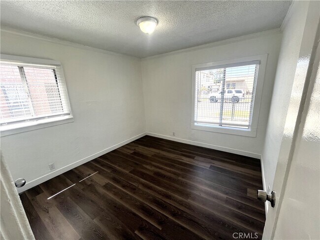 Building Photo - 1702 W 60th St