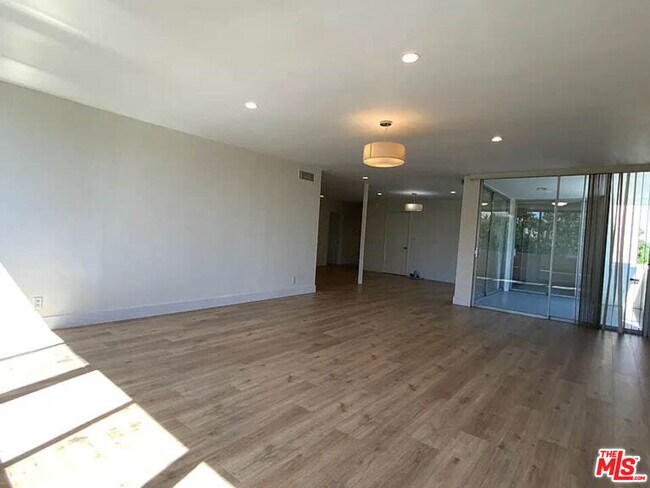 Building Photo - 9221 Charleville Blvd