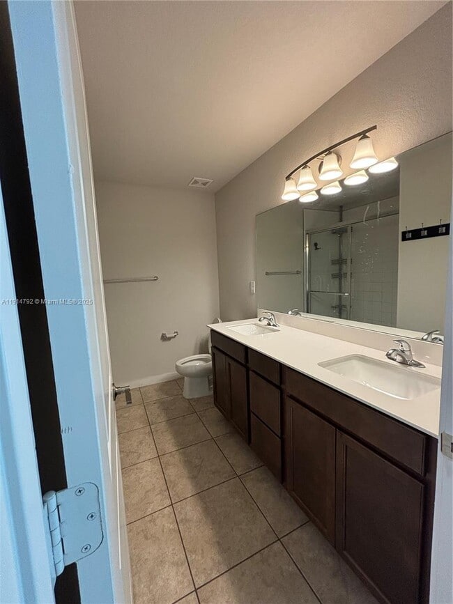 Building Photo - 1021 NE 5th Ave