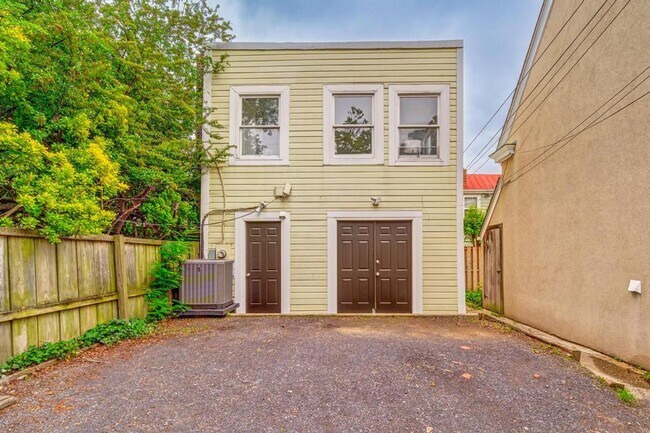 Building Photo - 2 Level Condo with parking, close to metro...