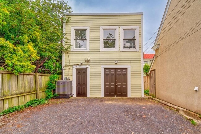 Building Photo - 2 Level Condo with parking, close to metro, utilities included!