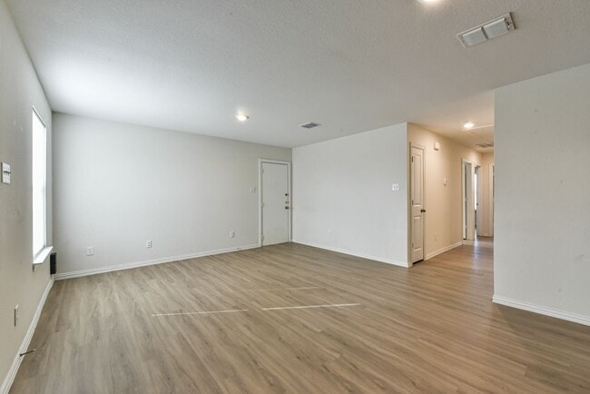 Building Photo - Elevate Your Living Experience, 3BR/2BA Duplex in Killeen!