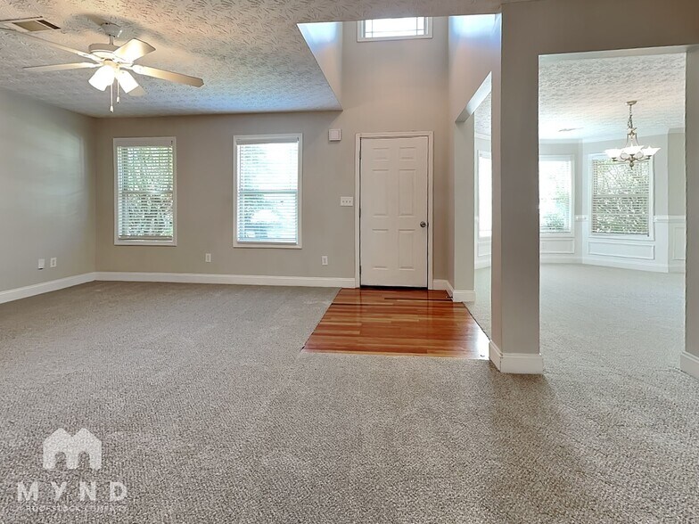 Building Photo - 111 Daisy Cir