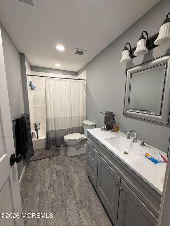 Building Photo - 591 Vernon St