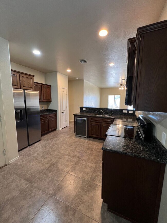 Building Photo - NICE 3 BEDROOM HOME!