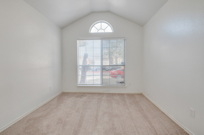 Building Photo - 910 Harwood Ct