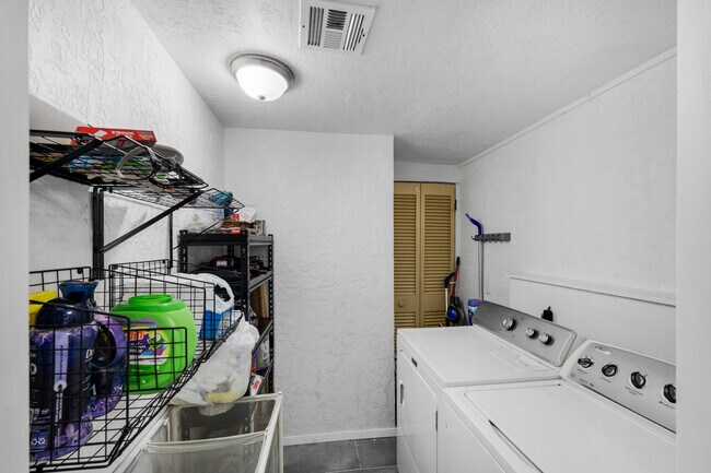 Building Photo - 1913 NW Baldwin Ave