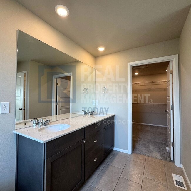 Building Photo - Beautiful Modern 3 Bedroom In Puyallup!!